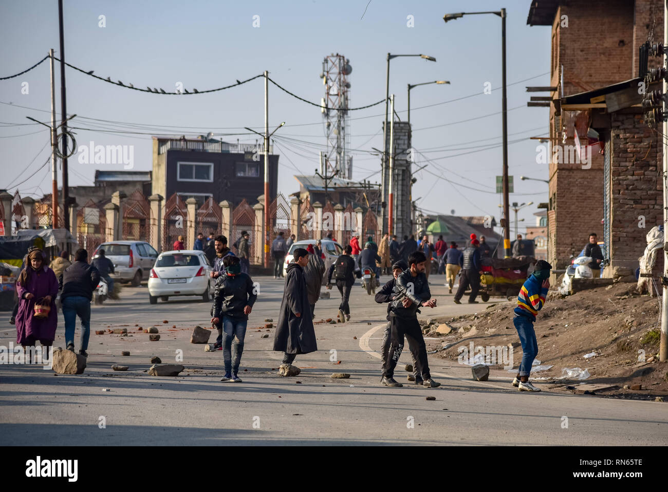 Srinagar, Indien. 17 Feb, 2019. F kaschmirischen Demonstranten gesehen werden, die sich überschneiden, mit Indischen Polizisten in Srinagar. Händler in Lal Chowk und angrenzende Märkte schlossen ihre Geschäfte am 16. Februar 2019 als Zeichen des Protests gegen Angriffe auf Kaschmiri in Jammu und außerhalb, c Credit: ZUMA Press, Inc./Alamy leben Nachrichten Stockfoto