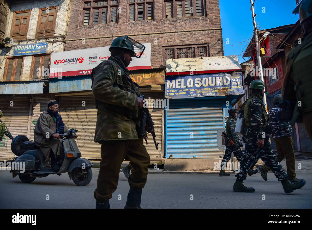 Srinagar, Indien. 17 Feb, 2019. F Indische paramilitärische Kräfte werden gesehen, patrouillieren in den Straßen von Srinagar nach Zusammenstößen. Händler in Lal Chowk und angrenzende Märkte ihre Geschäfte am 16. Februar 2019 geschlossen als Zeichen des Protests gegen Angriffe auf Kaschmiri in Jammu und außerhalb, Kredit: ZUMA Press, Inc./Alamy leben Nachrichten Stockfoto