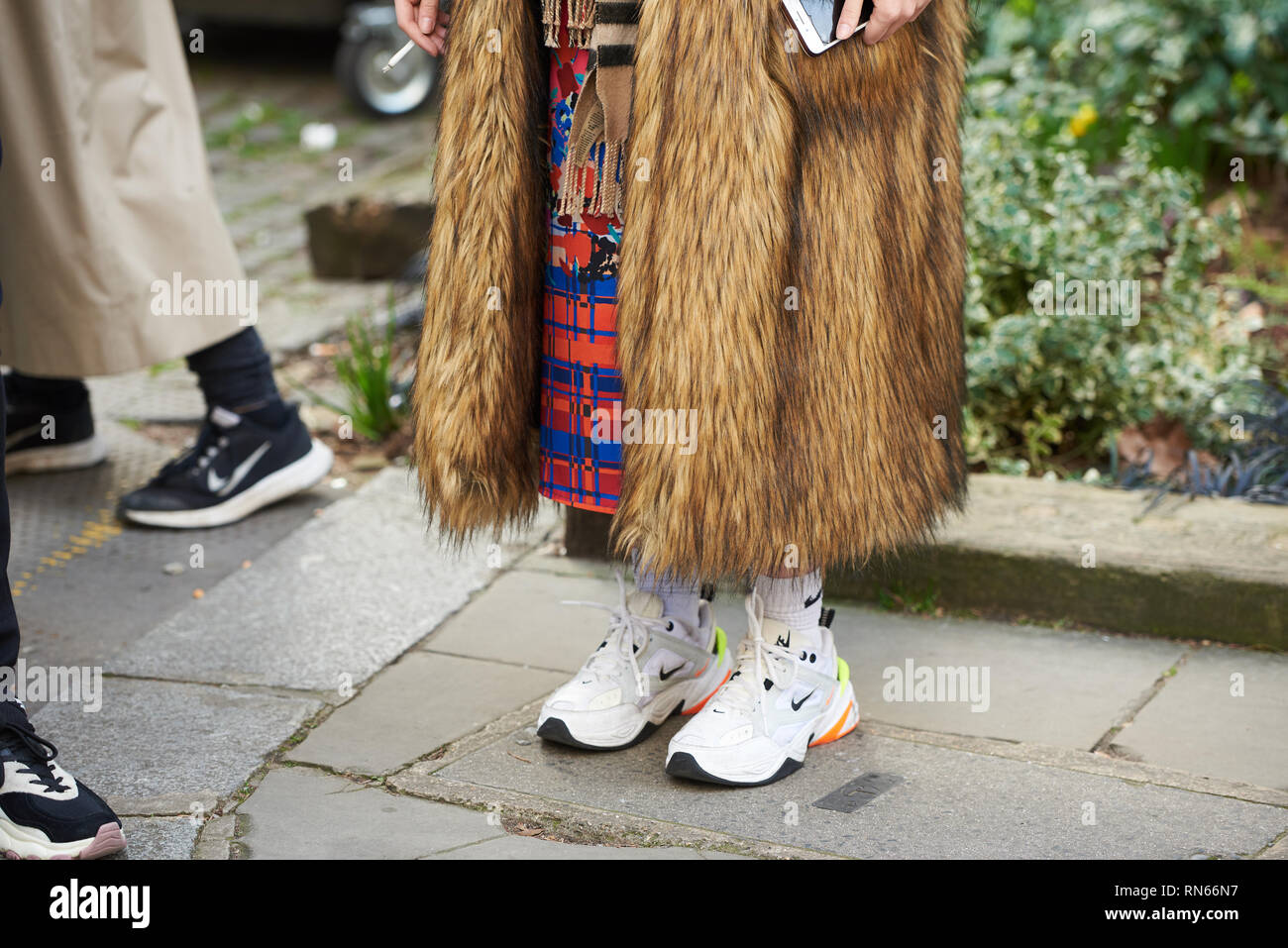 London, Großbritannien. 17 Feb, 2019. Street Style an der London Fashion Week gesehen. Street Style Details einer Gast ankommen für die Vivienne Westwood AW 19 zeigen. Credit: Saira MacLeod/Alamy leben Nachrichten Stockfoto