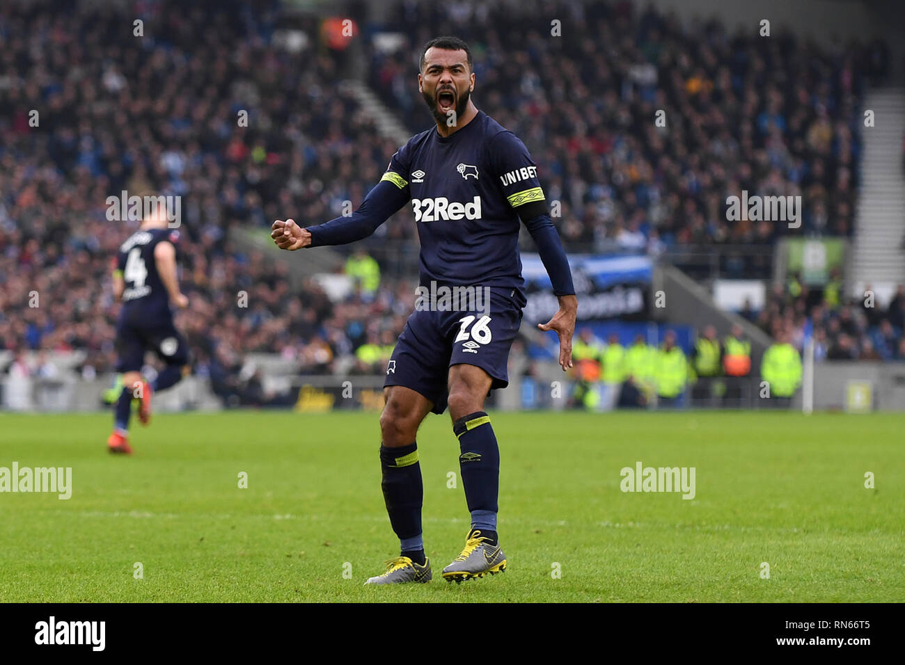 Brighton, UK. 16 Feb, 2019. Ashley Cole von Derby County feiert zählen seine Mannschaften erste Ziel - Brighton & Hove Albion v Derby County, der Emirates FA Cup - Fünfte Runde, Amex Stadion, Brighton - 16. Februar 2019 Editorial nur verwenden - DataCo Einschränkungen gelten Credit: Spieltag Bilder begrenzt/Alamy leben Nachrichten Stockfoto