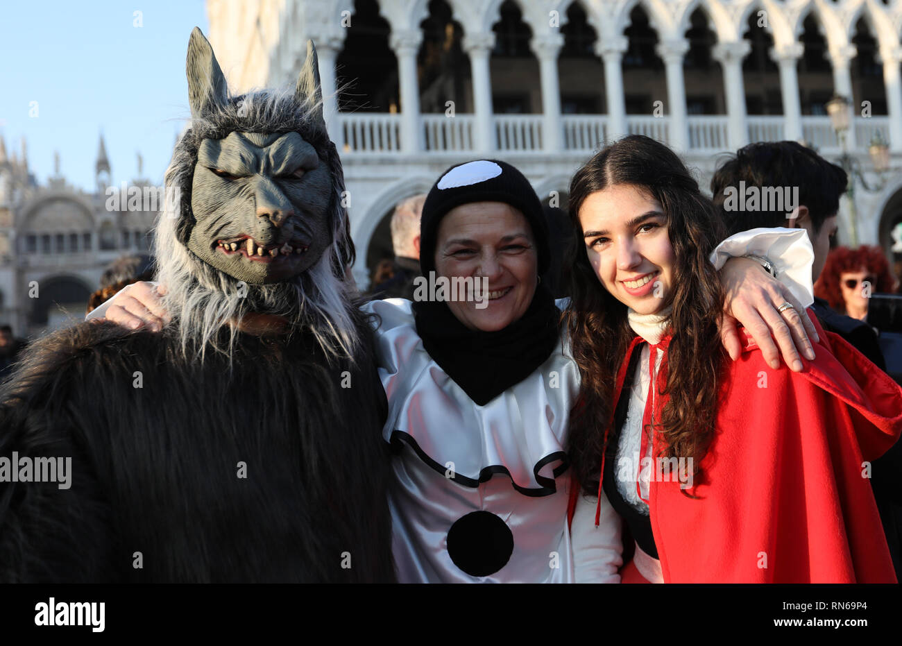 Venedig, Italien. 17 Feb, 2019. Nachtschwärmer Pose während der Venedig Karneval in Venedig, Italien, am 13.02.17., 2019. Der Karneval von Venedig 2019 begann am Samstag und dauert bis zum 5. März. Credit: Cheng Tingting/Xinhua/Alamy leben Nachrichten Stockfoto