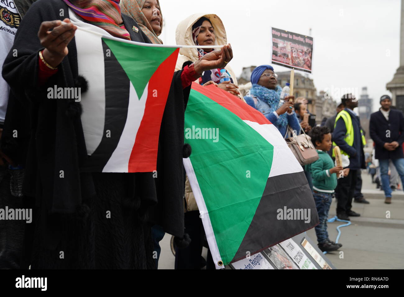 Trafalgar Square, London, UK. 16. Februar 2019. Fotografie in London, während eines Protestes durch die sudanesische Bevölkerung in Großbritannien organisiert, um das sudanesische Regime zu stürzen, hat seit etwa 30 Jahren verursacht, zivile Unruhen und Genozide vor allem im Süden des Sudan, die jetzt ihre Unabhängigkeit hält regierte. Die Grafschaft insgesamt wurde von der Gerechtigkeit, die von Hyperinflation zu rechtswidrigen Haft erlitten. Credit: Ioannis Toutoungi/Alamy leben Nachrichten Stockfoto