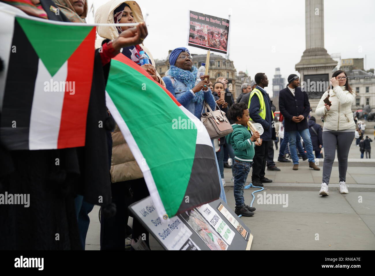 Trafalgar Square, London, UK. 16. Februar 2019. Fotografie in London, während eines Protestes durch die sudanesische Bevölkerung in Großbritannien organisiert, um das sudanesische Regime zu stürzen, hat seit etwa 30 Jahren verursacht, zivile Unruhen und Genozide vor allem im Süden des Sudan, die jetzt ihre Unabhängigkeit hält regierte. Die Grafschaft insgesamt wurde von der Gerechtigkeit, die von Hyperinflation zu rechtswidrigen Haft erlitten. Credit: Ioannis Toutoungi/Alamy leben Nachrichten Stockfoto