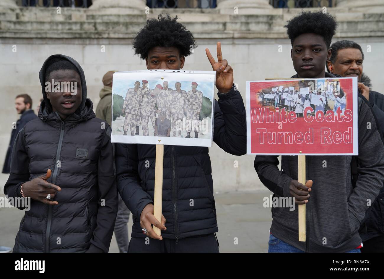 Trafalgar Square, London, UK. 16. Februar 2019. Fotografie in London, während eines Protestes durch die sudanesische Bevölkerung in Großbritannien organisiert, um das sudanesische Regime zu stürzen, hat seit etwa 30 Jahren verursacht, zivile Unruhen und Genozide vor allem im Süden des Sudan, die jetzt ihre Unabhängigkeit hält regierte. Die Grafschaft insgesamt wurde von der Gerechtigkeit, die von Hyperinflation zu rechtswidrigen Haft erlitten. Credit: Ioannis Toutoungi/Alamy leben Nachrichten Stockfoto