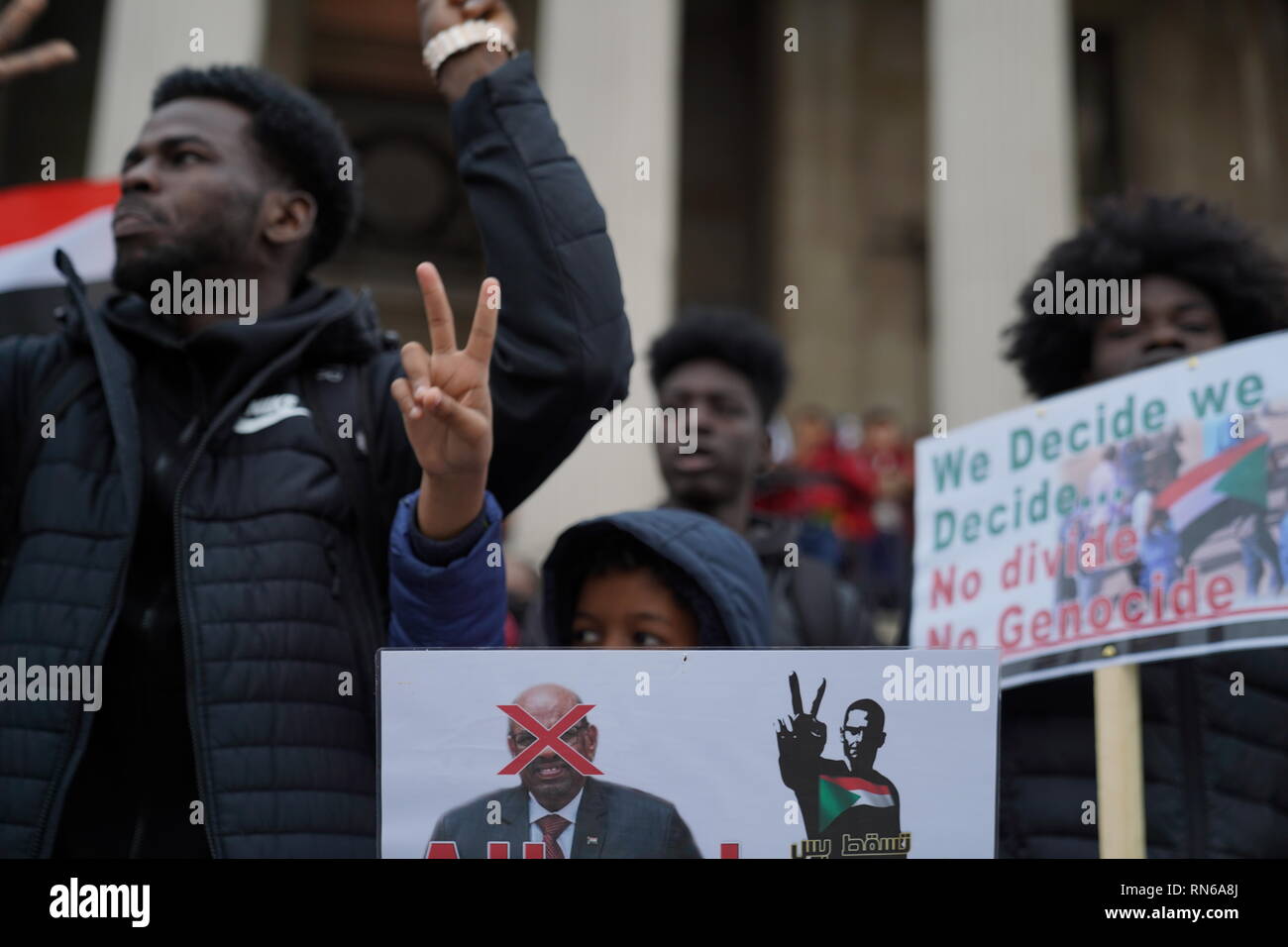 Trafalgar Square, London, UK. 16. Februar 2019. Fotografie in London, während eines Protestes durch die sudanesische Bevölkerung in Großbritannien organisiert, um das sudanesische Regime zu stürzen, hat seit etwa 30 Jahren verursacht, zivile Unruhen und Genozide vor allem im Süden des Sudan, die jetzt ihre Unabhängigkeit hält regierte. Die Grafschaft insgesamt wurde von der Gerechtigkeit, die von Hyperinflation zu rechtswidrigen Haft erlitten. Credit: Ioannis Toutoungi/Alamy leben Nachrichten Stockfoto