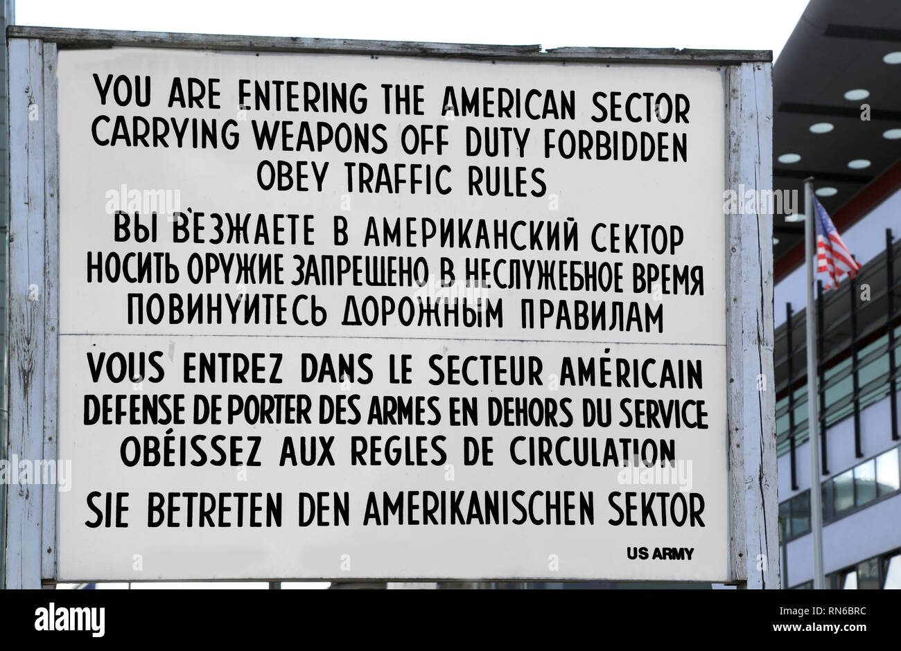 Berlin Deutschland 20 August 2017 Check Point Charlie Und Das Singen Mit Text In Amerikanischen Russisch Franzosisch Und Deutsch Stockfotografie Alamy