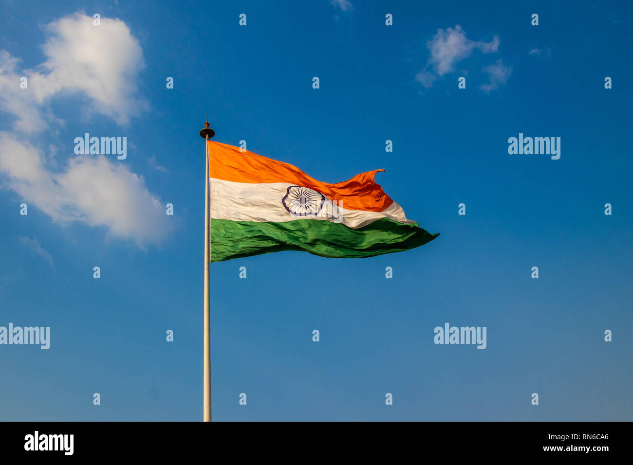Flagge von Indien ist einer horizontalen rechteckigen tricolor der tiefen Safran, Weiß und Grün mit der ashoka Chakra in Zentrum Stockfoto