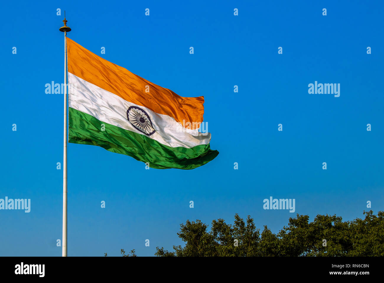 Flagge von Indien ist einer horizontalen rechteckigen tricolor der tiefen Safran, Weiß und Grün mit der ashoka Chakra in Zentrum Stockfoto
