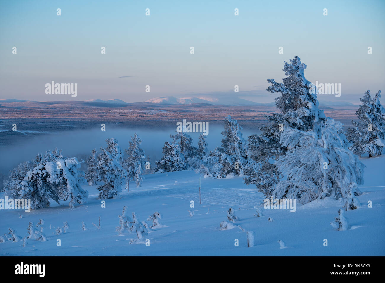 Winterlandschaft Szene im Skiort Levi mit Pallas Berge im Hintergrund Stockfoto