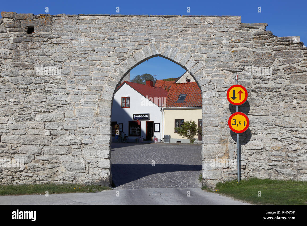 Visby, Schweden - 12. Mai 2016: Die Fiskarporten Tor in der mittelalterlichen Stadtmauer von Visby. Stockfoto