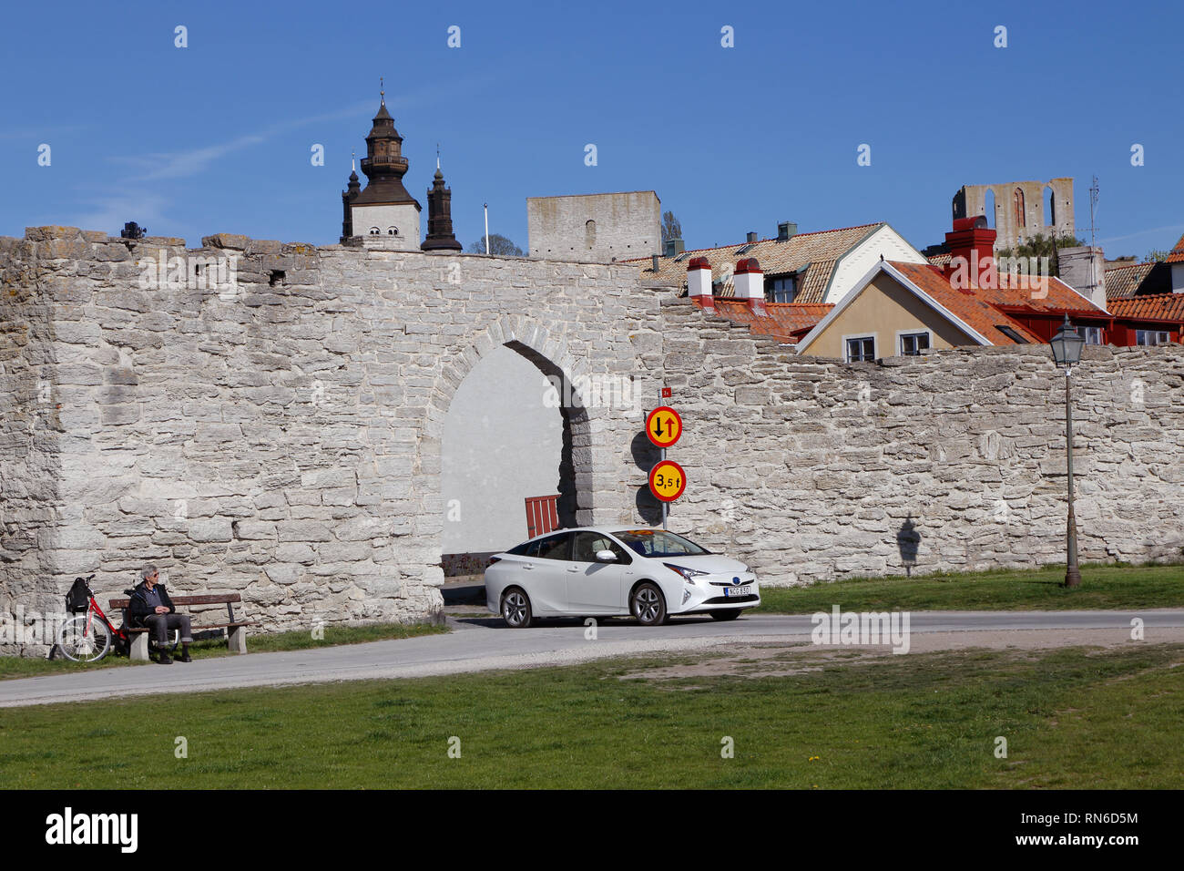 Visby, Schweden - 12. Mai 2016: ein weißes Auto verlässt die Innenstadt durch Fiskarporten Tor in der Stadtmauer. Stockfoto