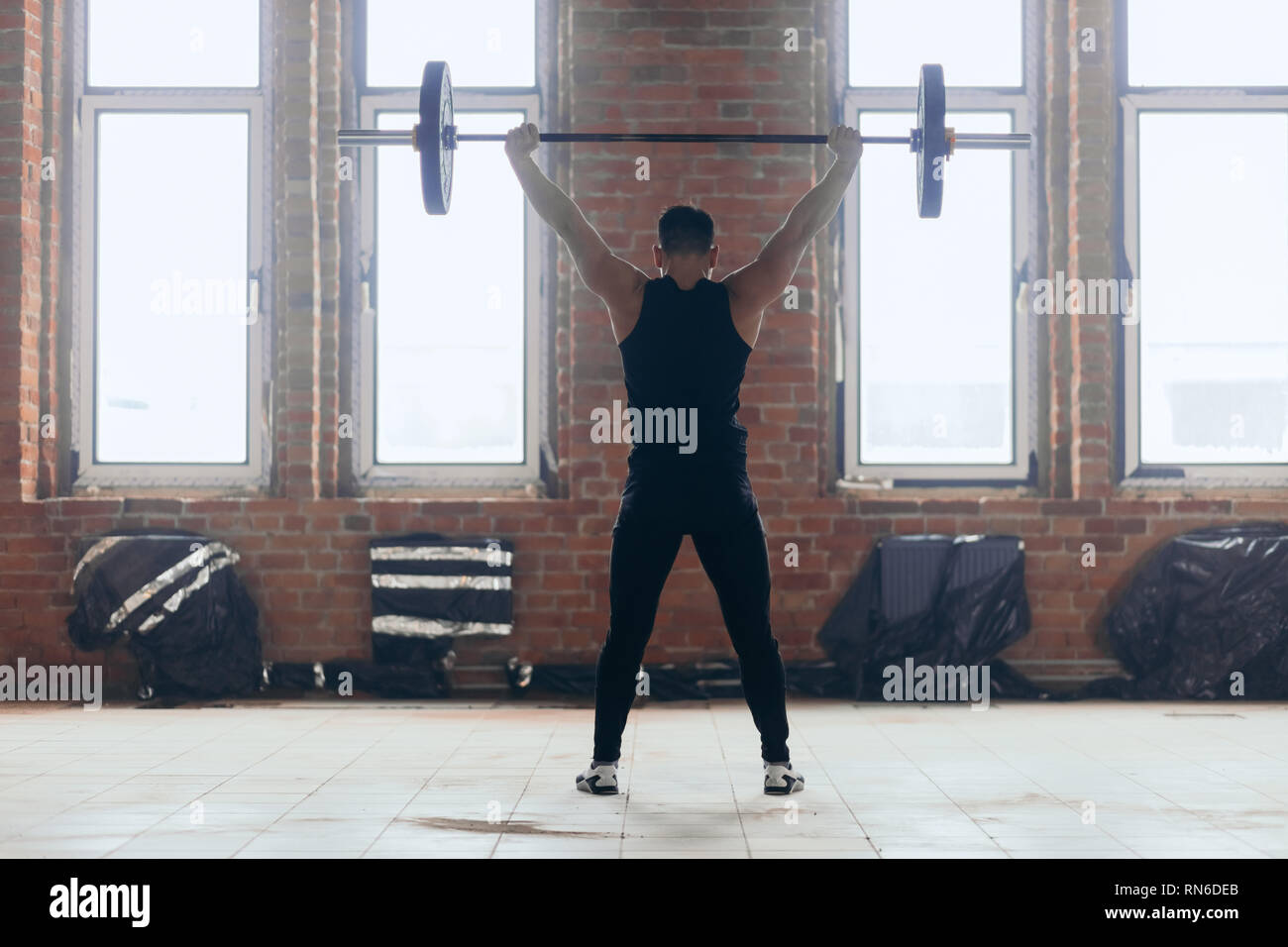 Sportler versucht nicht Barbell während Cross fit Training zu fallen, Rückseite Foto in voller Länge Stockfoto