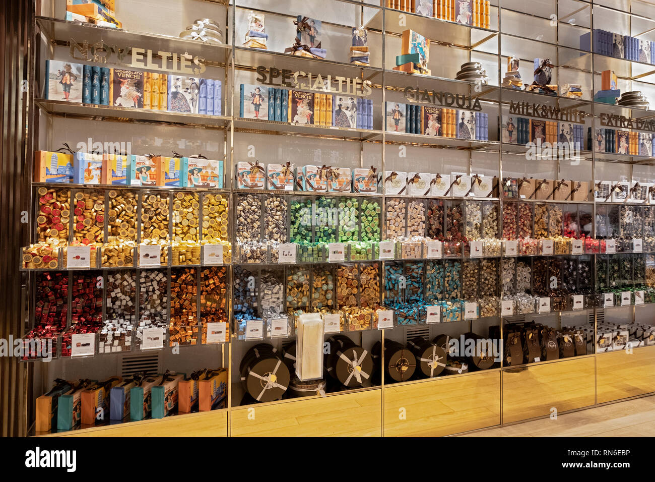 Eine Vielzahl von wunderschön verpackt Pralinen für Verkauf ay Velchi, einer Europäischen chocolatier store Union Square Park in Manhattan, New York City. Stockfoto