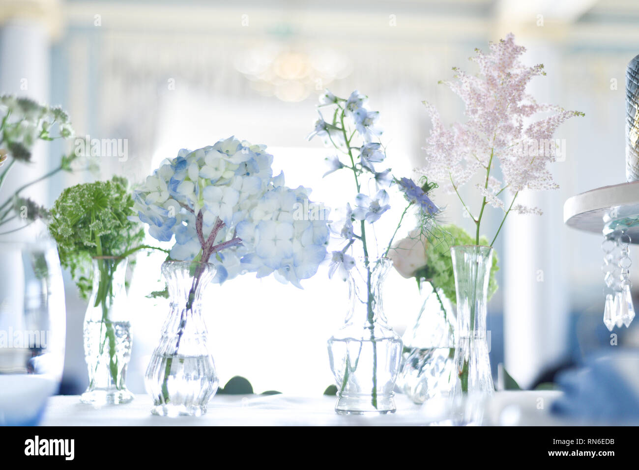 Eine wunderschöne Hochzeit Tabelle mit zarten Blüten in Pastelltönen und antiken französischen glasswear - es ist weich, elegant und anspruchsvoll gesetzt Stockfoto