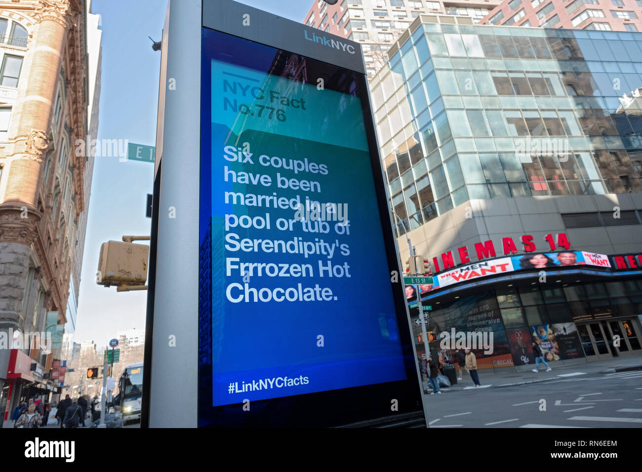 Eine Nachricht auf einen Link NYC-Bildschirm mit den Spaß Tatsache über Paare heiraten in einem Pool oder Whirlpool von Serendipity gefroren Heiße Schokolade. In Manhattan, NYC. digi Stockfoto