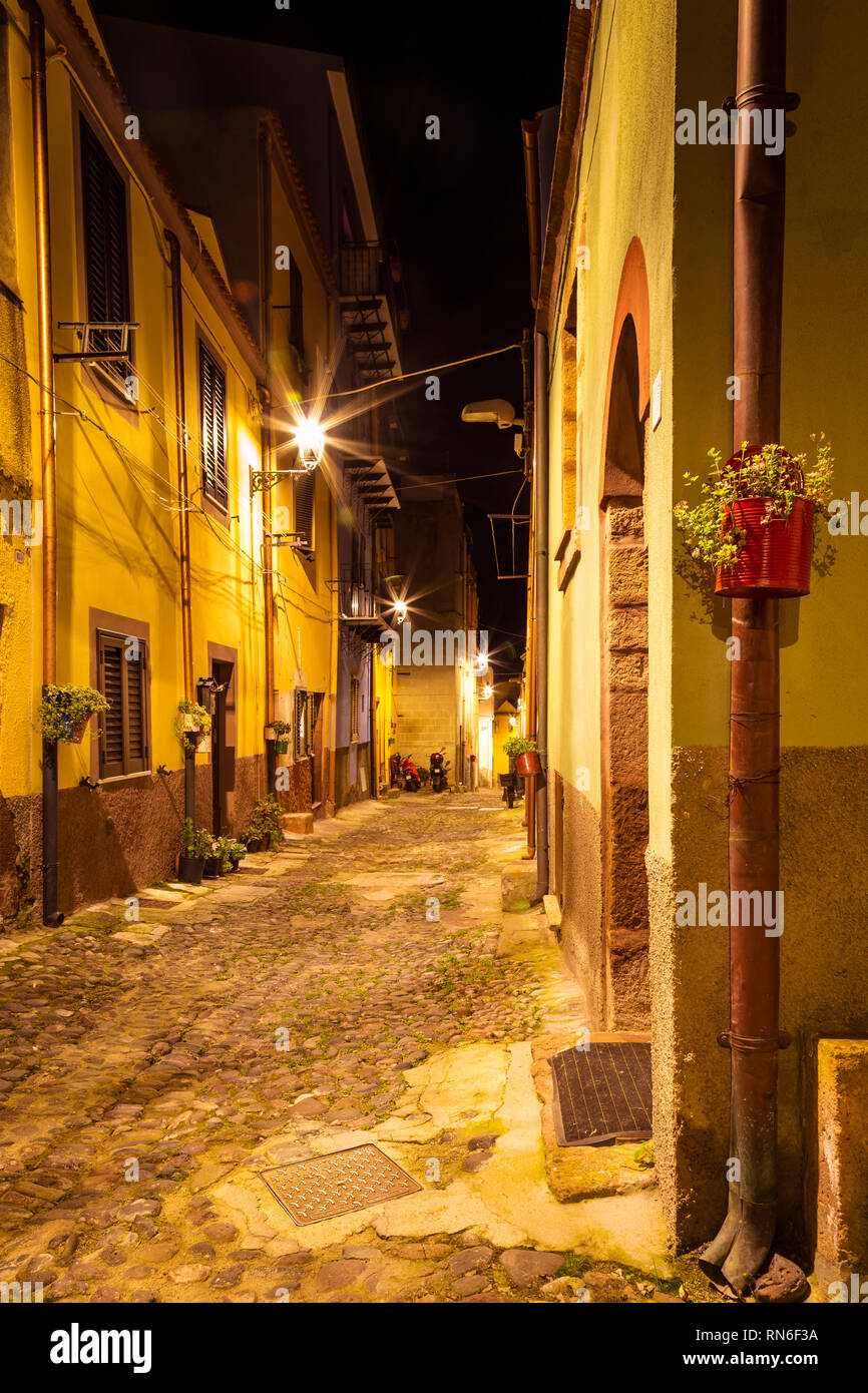 Schmalen alten Straßen während des Abends in der kleinen mittelalterlichen Stadt Bosa, Sardinien, Italien Stockfoto