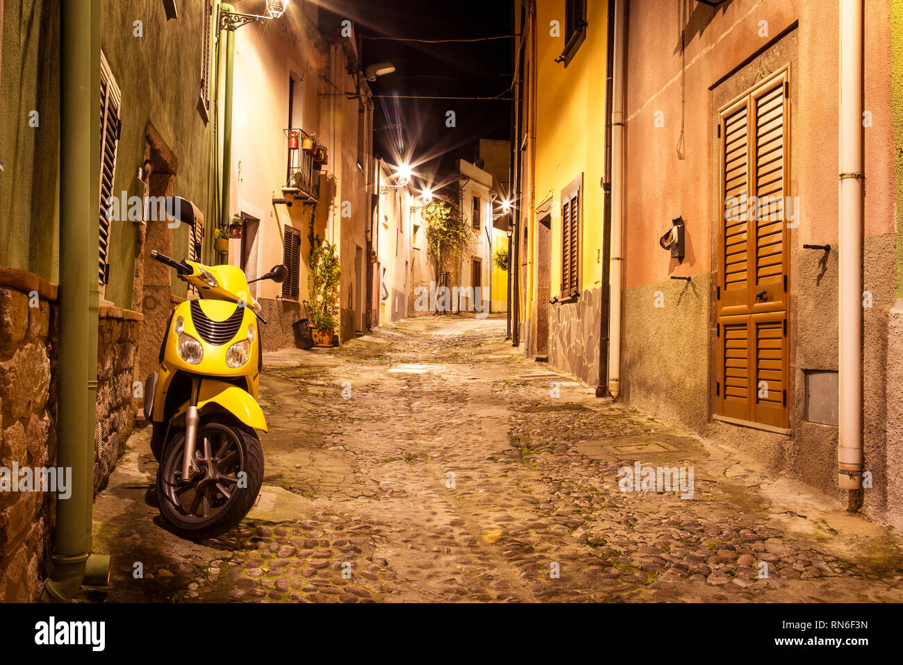 Schmalen alten Straßen während des Abends in der kleinen mittelalterlichen Stadt Bosa, Sardinien, Italien Stockfoto