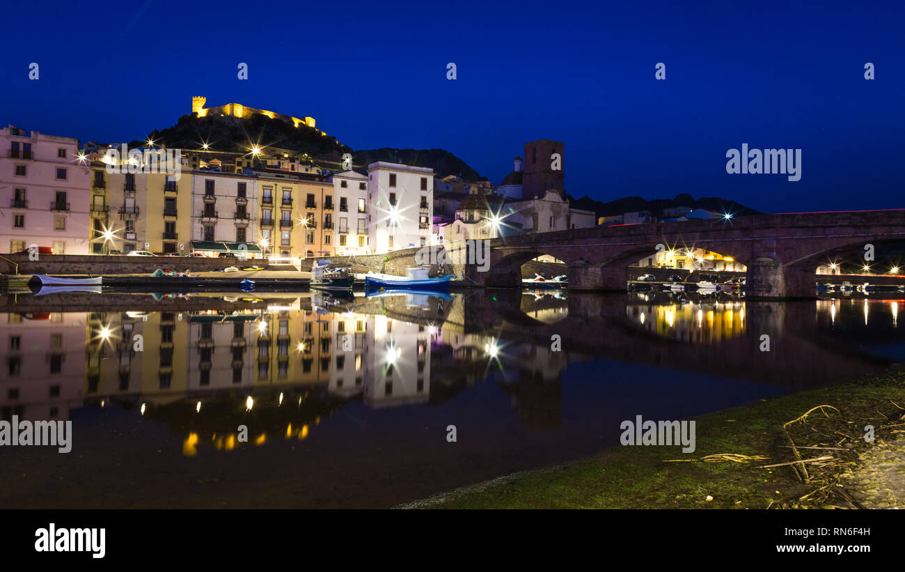 Malerische Dörfchen Bosa in der Nacht, ein farbenfrohes kleines Dorf in Sardinien, Italien Stockfoto