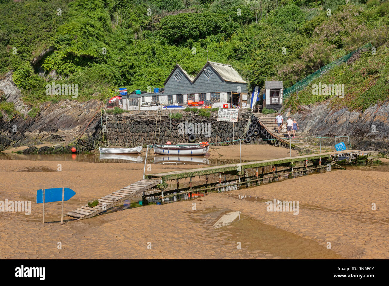 23. Juni 2018: Newquay, Cornwall, UK-Crantock Beach mit dem Farn Grube Fähre und Pfad. Stockfoto