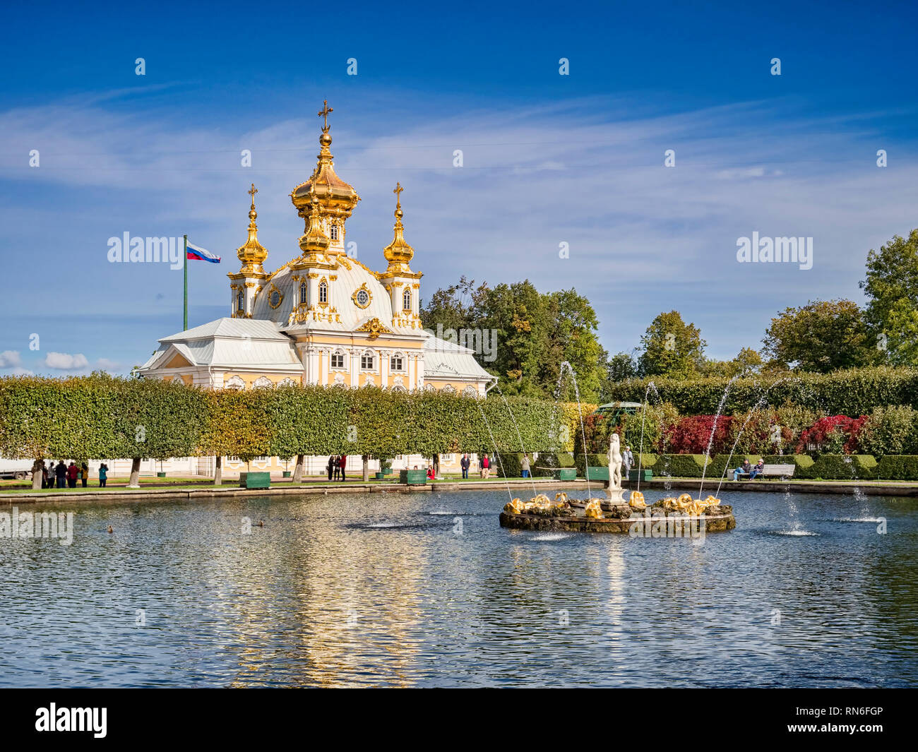 18. September 2018: In St. Petersburg, Russland - Der Osten Square Teich mit Springbrunnen, und der Osten Kapelle der Peterhof Grand Palace. Stockfoto