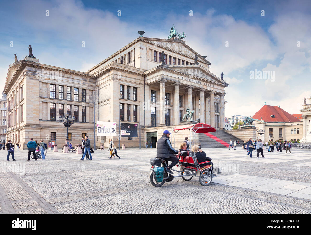 22. September 2018: Berlin - Sightseeing in den Gendarmenmarkt mit dem Konzerthaus und eine Rikscha oder Fahrrad Taxi. Leichte Bewegungsunschärfe auf dem Rad bei 100 Stockfoto