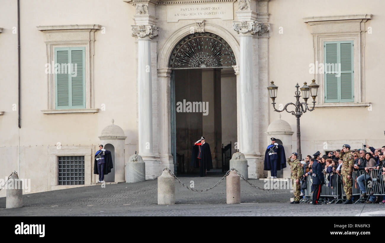 Rom, Italien, 22. Februar 2015: Wechsel der Wachen vor Rom Quirinale Palast. Offizielle Residenz des Präsidenten der Italienischen Republik. Stockfoto