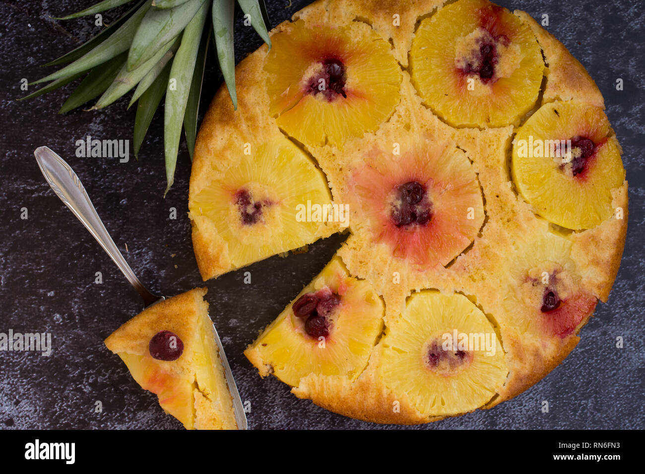 Süße hausgemachte Kuchen Ananas auf den Kopf. Ansicht von oben Stockfoto
