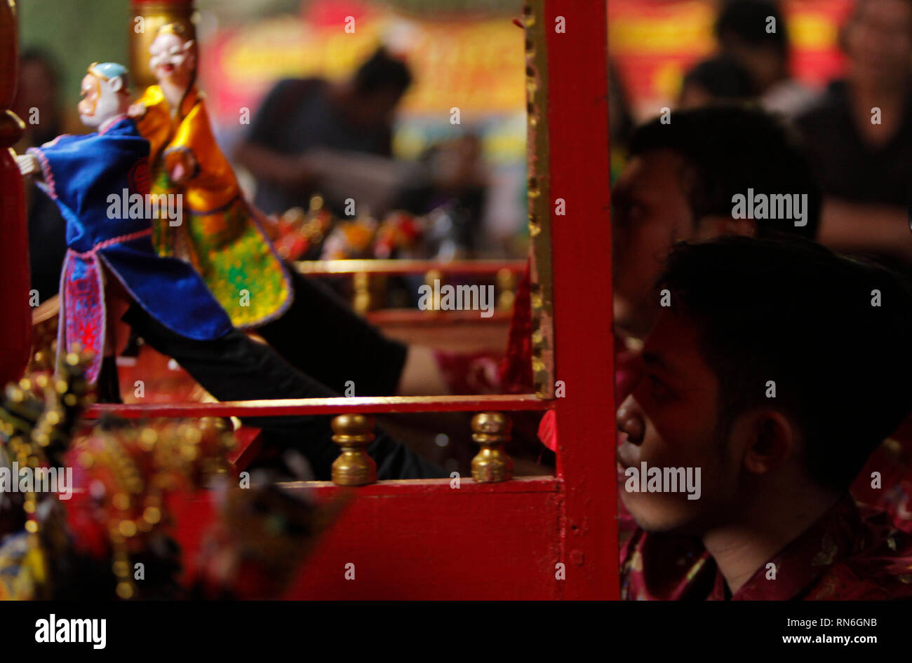 Puppenspieler gesehen wird, das Spielen mit Puppen potehi während der Durchführung während des Festivals an Dhanagun Tempel. Traditionelle Puppentheater werden gefährdet, die potehi Puppenspiel im Bogor Straßenfeste 2019 Serie die Erhaltung der traditionellen Kunst und Kultur unterstützt. Stockfoto
