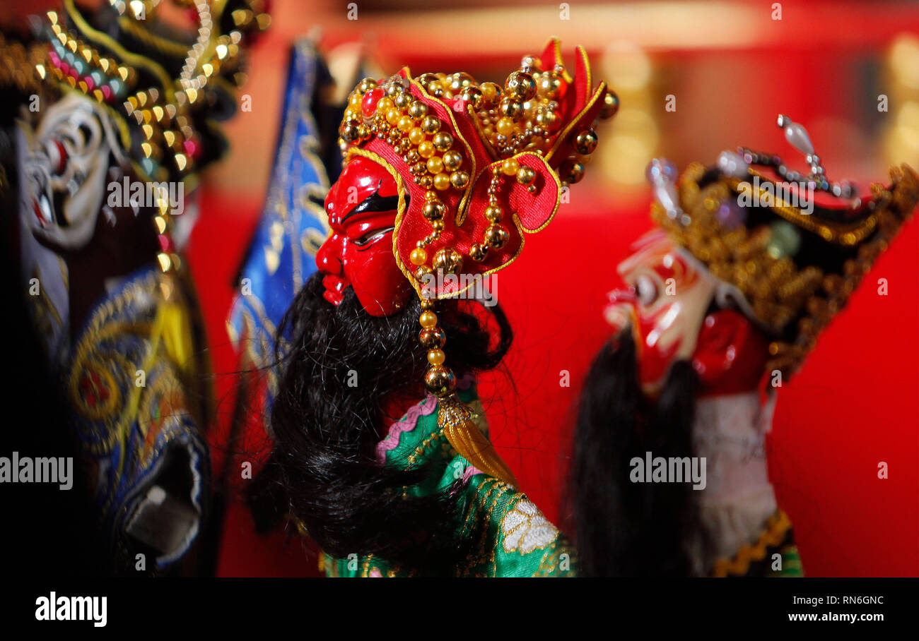 Traditionelle potehi Puppen gesehen während des Festivals an Dhanagun Tempel. Traditionelle Puppentheater werden gefährdet, die potehi Puppenspiel im Bogor Straßenfeste 2019 Serie die Erhaltung der traditionellen Kunst und Kultur unterstützt. Stockfoto