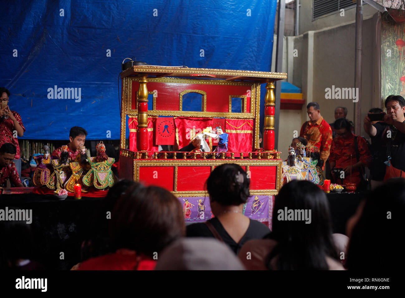 Die Bewohner sind gesehen gerade die potehi Puppenspiel während des Festivals an Dhanagun Tempel. Traditionelle Puppentheater werden gefährdet, die potehi Puppenspiel im Bogor Straßenfeste 2019 Serie die Erhaltung der traditionellen Kunst und Kultur unterstützt. Stockfoto