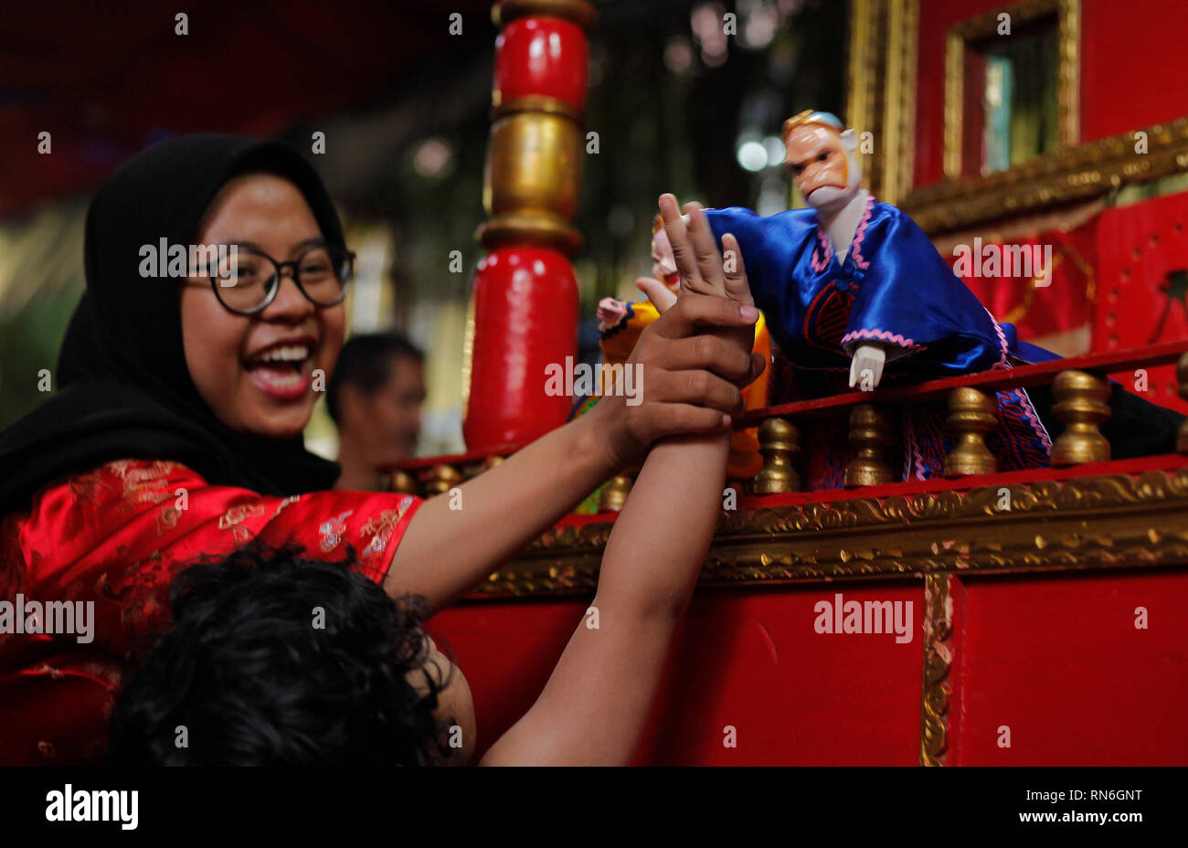 Ein Kind wird betrachtet die Interaktion mit einem potehi Puppe während der Durchführung während des Festivals an Dhanagun Tempel. Traditionelle Puppentheater werden gefährdet, die potehi Puppenspiel im Bogor Straßenfeste 2019 Serie die Erhaltung der traditionellen Kunst und Kultur unterstützt. Stockfoto