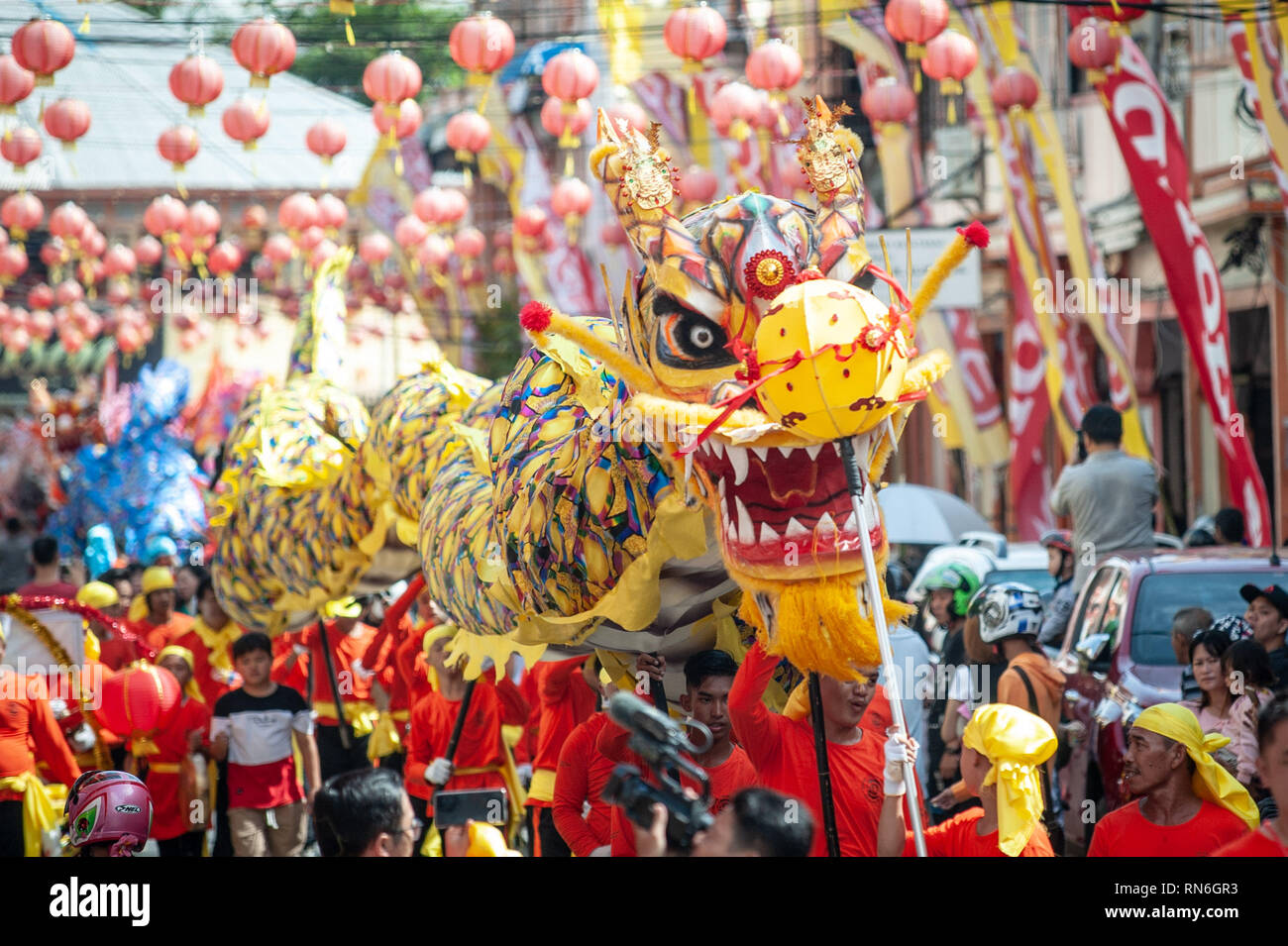 Teilnehmer, die mit einer Replik ein Drache während des Festivals. Cap klicken Sie meh Festival in der Innenstadt von Singkawang, handelt es sich um Rituale der Eröffnung das Auge des Drachen, die Feiern stammt aus China dann angepasst und mit lokalen Animismus Kultur, Traditionen und Rituale aufgenommen. Stockfoto