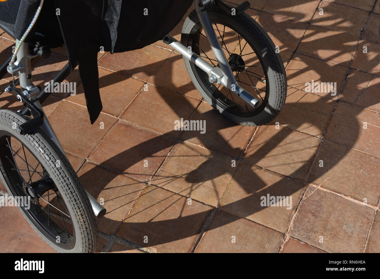 Rollstuhl auf Terrakotta-fliesen und im Freien Stockfoto