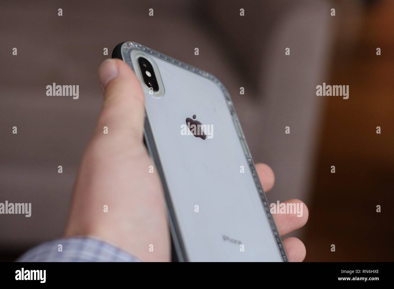 IPhone XS Max in Lifeproof Fall Stockfoto