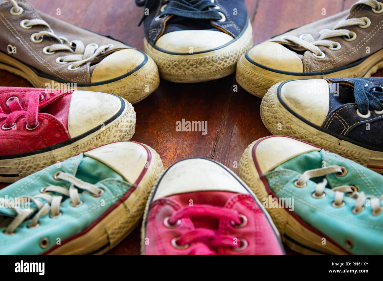 In der Nähe von eine Gruppe von alten gemischte Farben converse Schuhe oben  in einem Kreis Anzug Stockfotografie - Alamy
