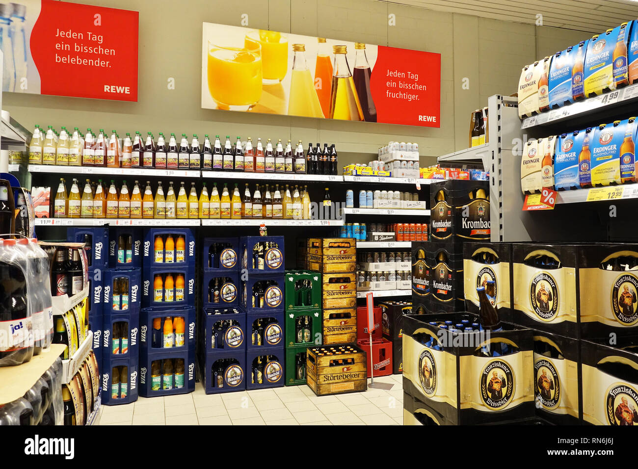 Innenraum eines REWE Supermarkt Stockfoto