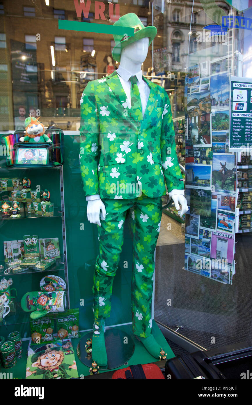 Irish shamrock Anzug im Verkauf bei Carrolls irischen Geschenke Shop, Dublin, Irland Stockfoto