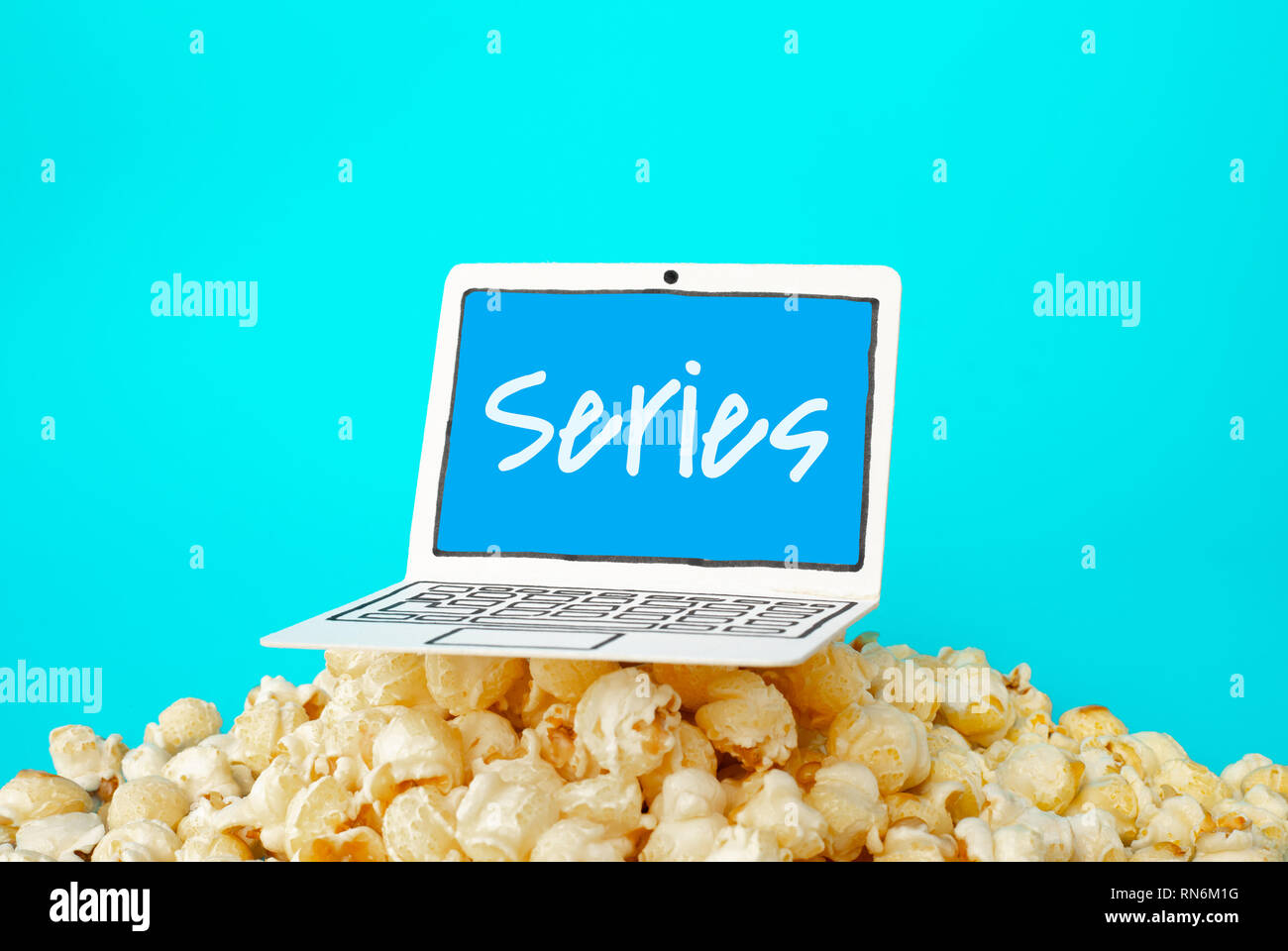Live Streaming Serie Konzepte mit Text auf Papier kunst Laptop und Pop Corn auf pastellfarbenen Hintergrund Stockfoto