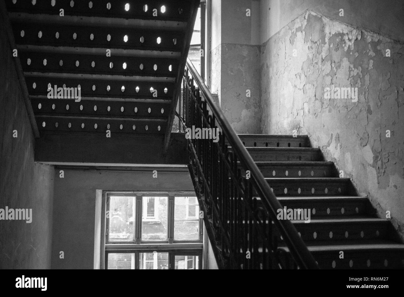 Treppe zwischen zwei Etagen in einem Mehrparteienhaus Stockfoto