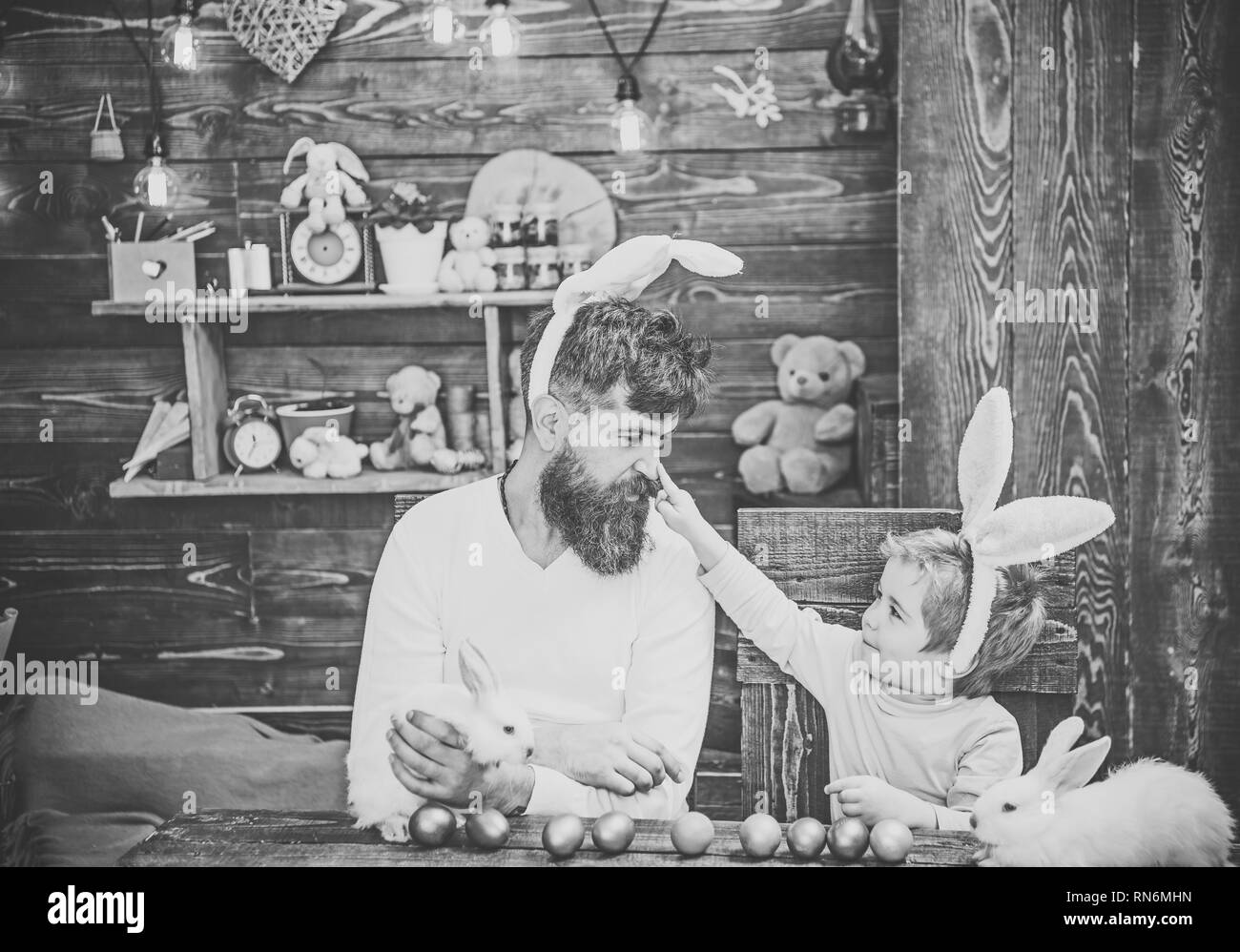 Kind und Vater holding Korb mit bemalten Eiern. Stockfoto