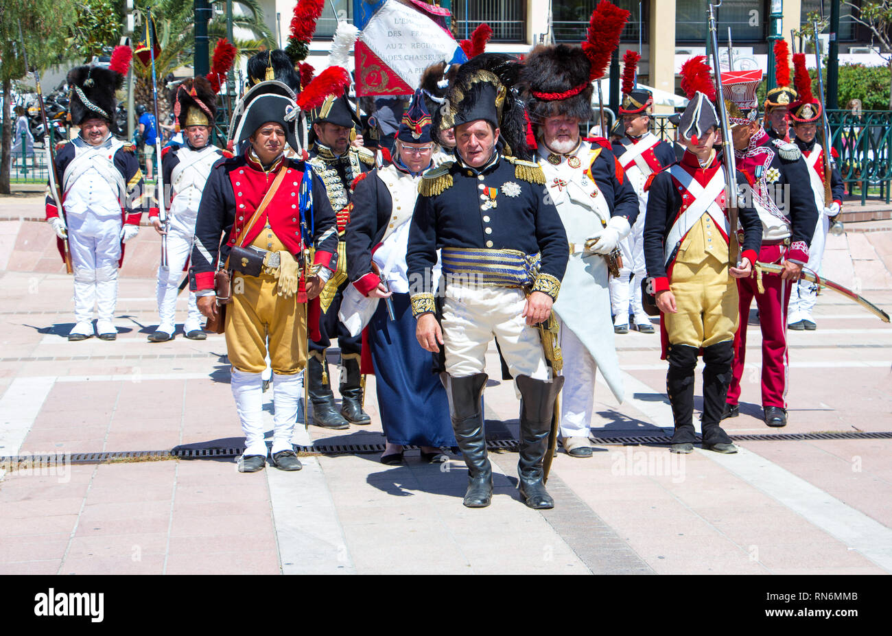 Die Reenactors Gekleidet Wie Napoleonischen Soldaten Fur Die Feier