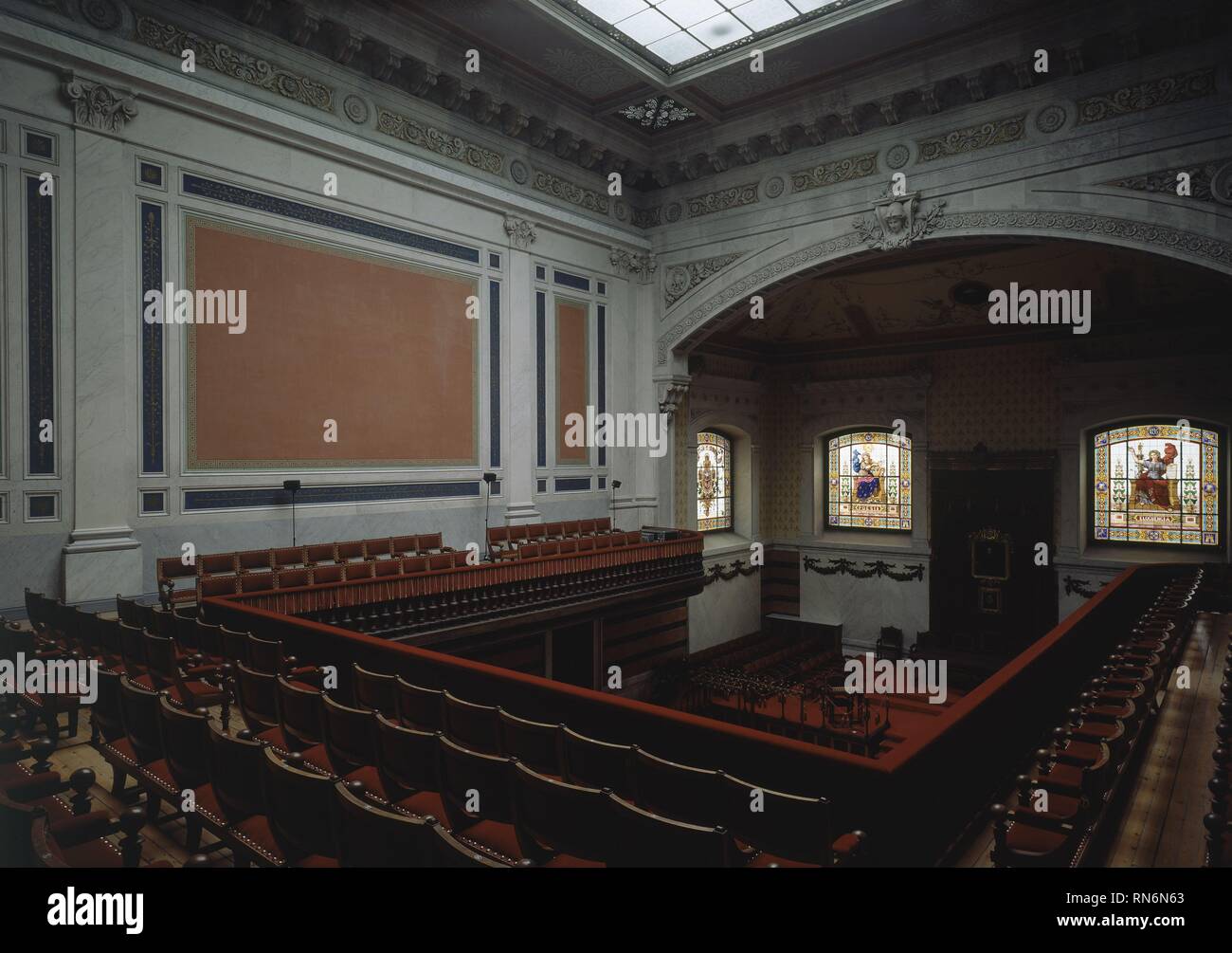 SALON DE ACTOS DE LA REAL ACADEMIA/VISTA HACIA LA CABECERA DESDE UN-SEITLICHE DEL PISO SUPERIOR/HACI. Autor: AGUADO DE LA SIERRA MIGUEL. Ort: ACADEMIA DE LA LENGUA - Interieur. MADRID. Spanien. Stockfoto