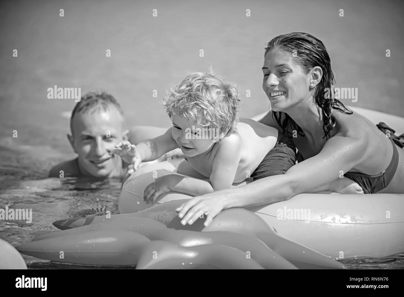 Malediven oder Miami Beach Aktivität Freude. Malediven Sommerferien von Happy Family Ball spielen im Wasser. Stockfoto