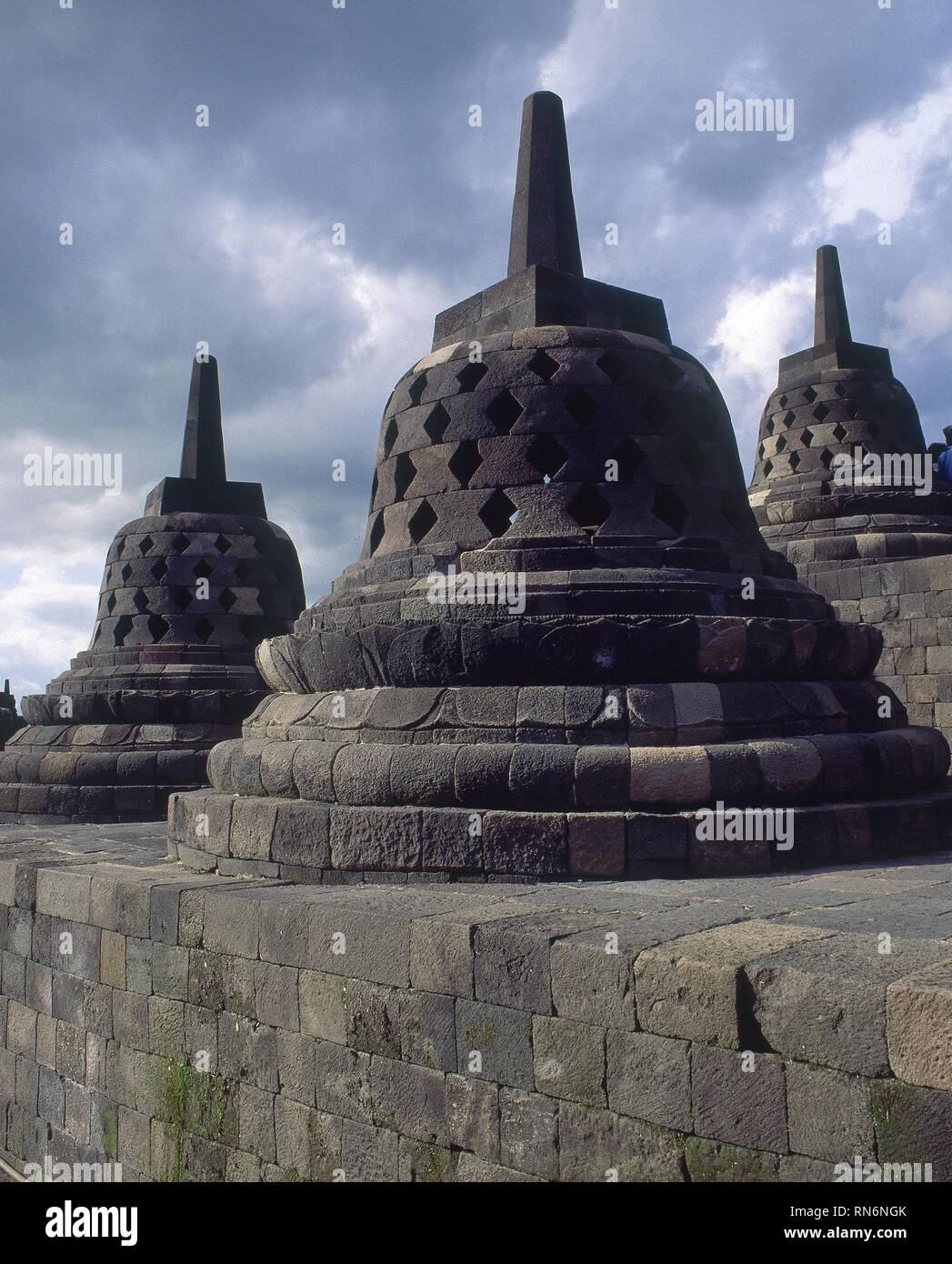 STUPAS DEL TEMPLO DE BOROBUDUR - SANTUARIO BUDISTA-S IX. Ort: YOGYAKARTA - BOROBUDUR. Java. Indonesien. Stockfoto