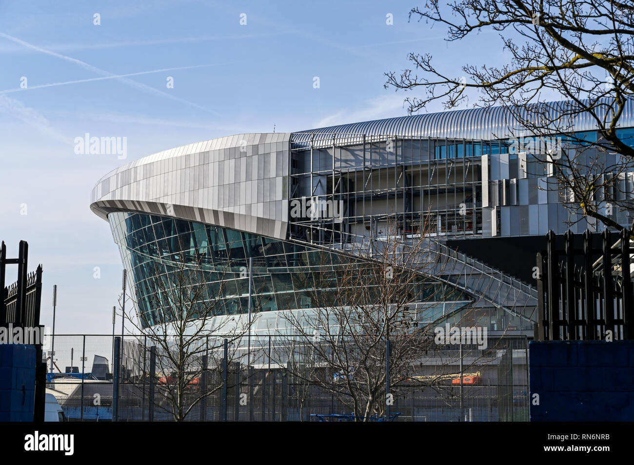 Tottenham London UK 17. Februar 2019 - Die neue Tottenham Hotspur Stadion überragt die umliegenden Gebäude in Tottenham High Road Stockfoto