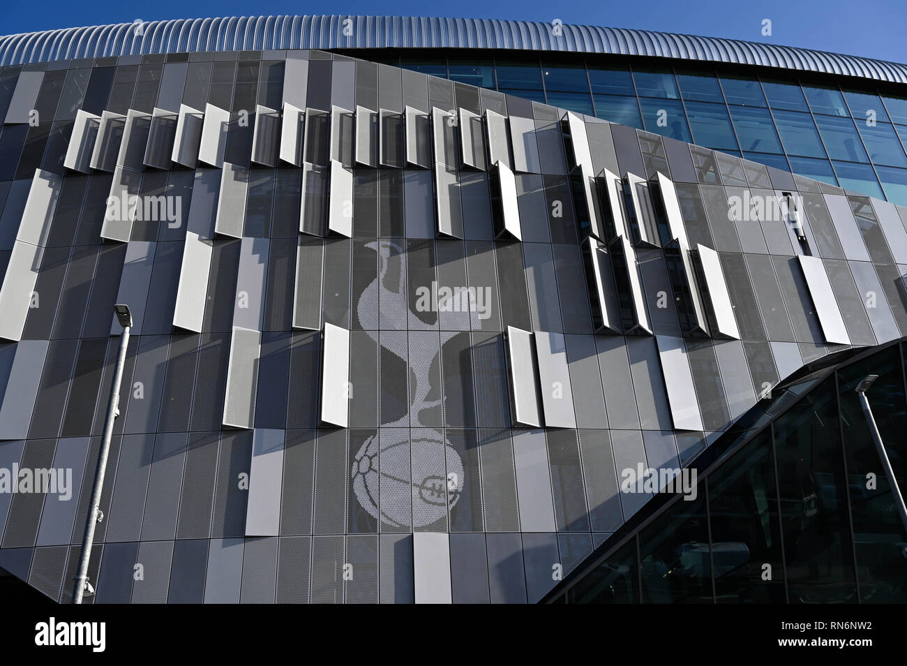 Tottenham London UK 17. Februar 2019 - Die neue Tottenham Hotspur Stadion überragt die umliegenden Gebäude in Tottenham High Road Stockfoto