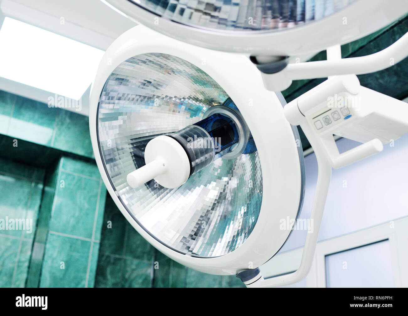 Chirurgische Lampen in einem modernen neurochirurgischen Klinik Stockfoto