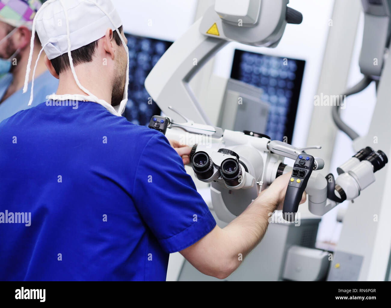 Op-Mikroskop auf dem Hintergrund der modernen neurochirurgischen Operationssaal Stockfoto