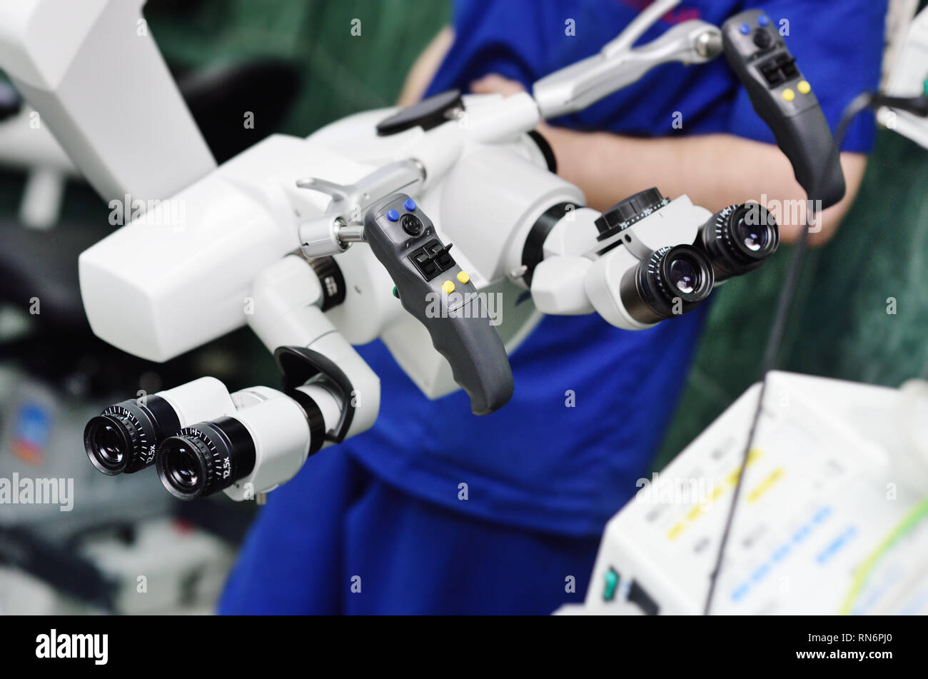 Op-Mikroskop in einem modernen neurochirurgischen Klinik Stockfoto