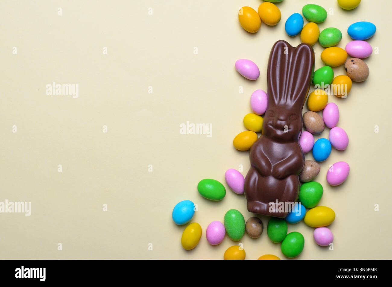 Osterhasen und Schokolade Eier auf hellen Hintergrund, süße Leckereien, Ostern Urlaub Konzept Stockfoto